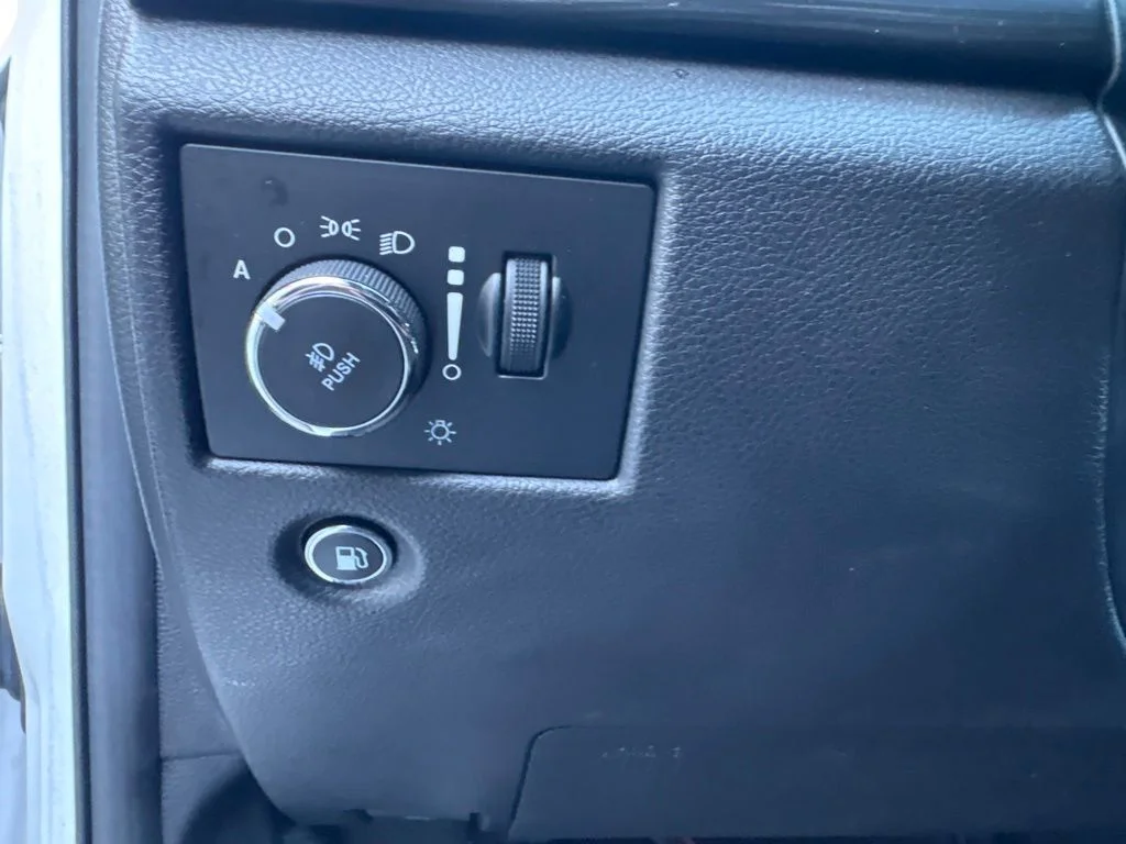 Used 2020 White Jeep Altitude image 21