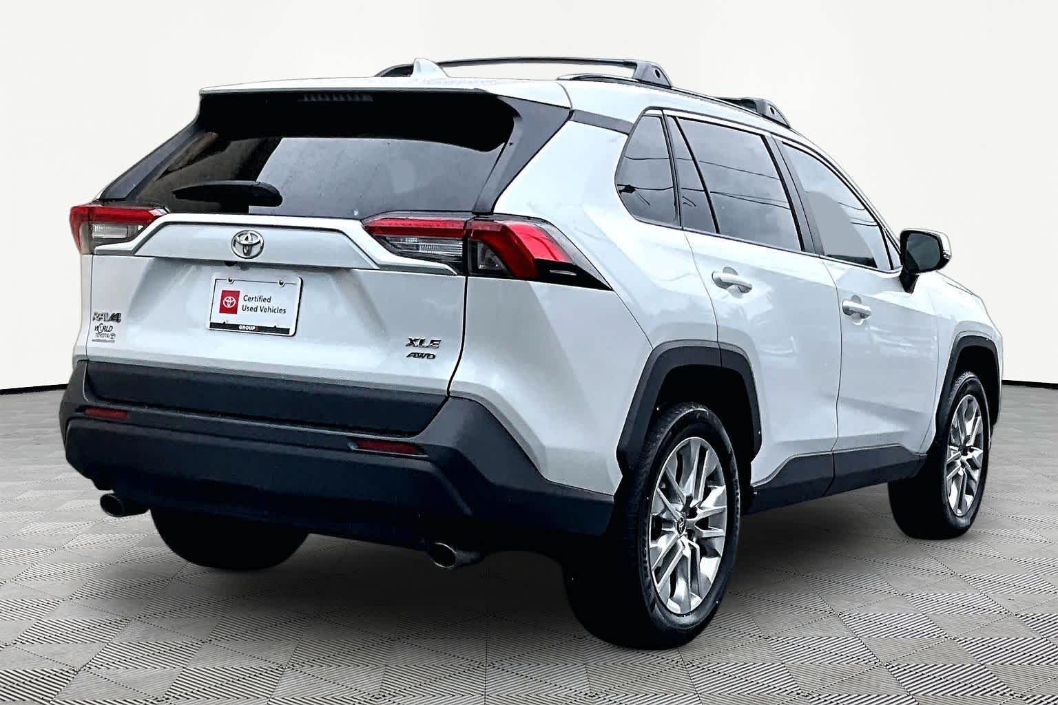 Used 2025 Wind Chill Pearl Toyota XLE Premium image 12