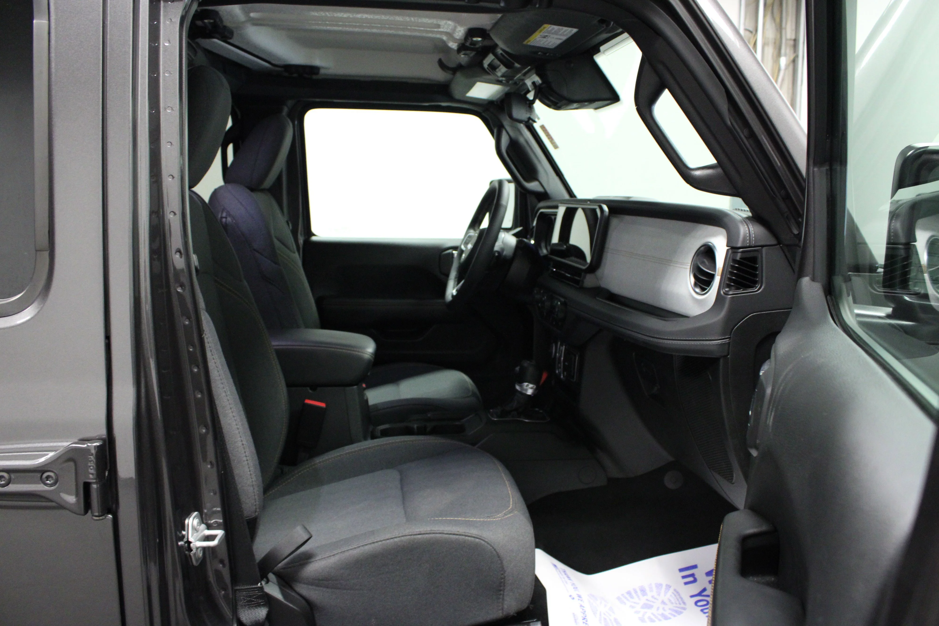 Used 2025 Granite Crystal Metallic Clearcoat Jeep Sahara image 16