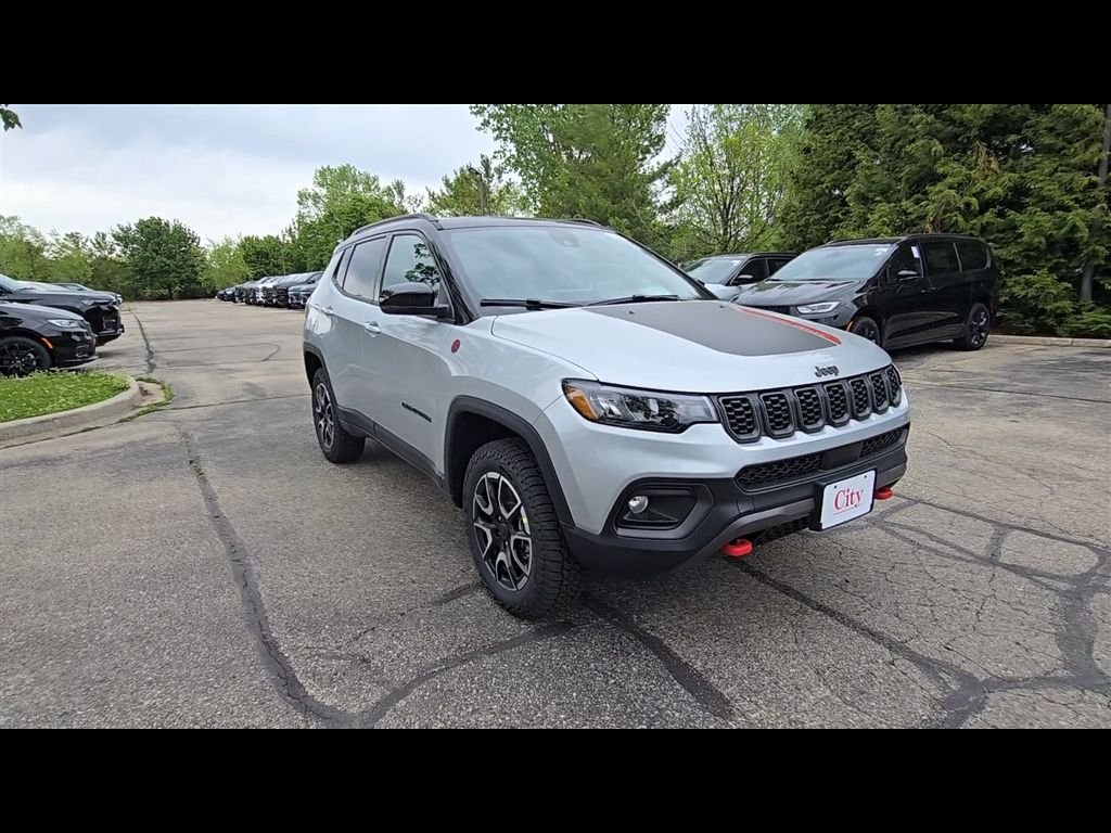 New 2026 Silver Zynith Metallic Clear-Coat Exterior Paint Jeep Trailhawk image 2