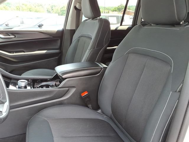 Used 2023 White Jeep Laredo image 10
