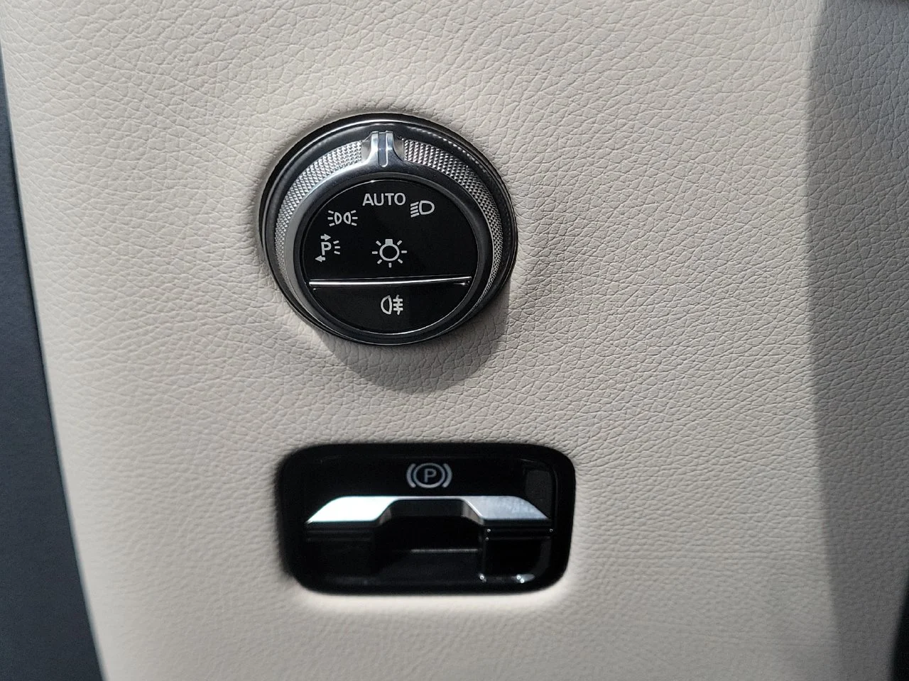Certified Used 2026 Black Mercedes-Benz GLC 300 image 22