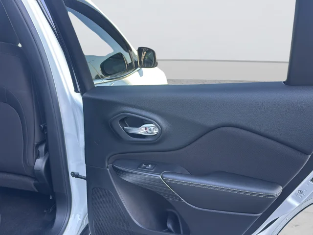 Used 2017 White Jeep Latitude image 31