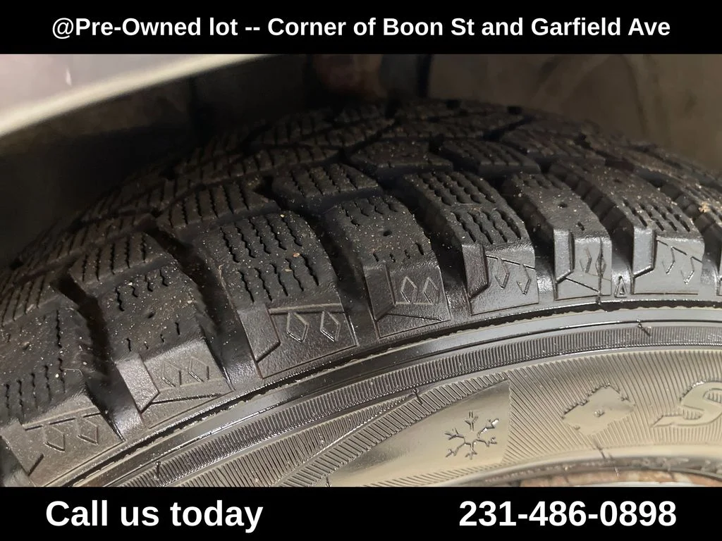 Used 2010 Gray Toyota LE image 12