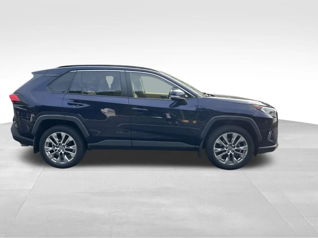 Used 2020 Blue Toyota XLE Premium image 6