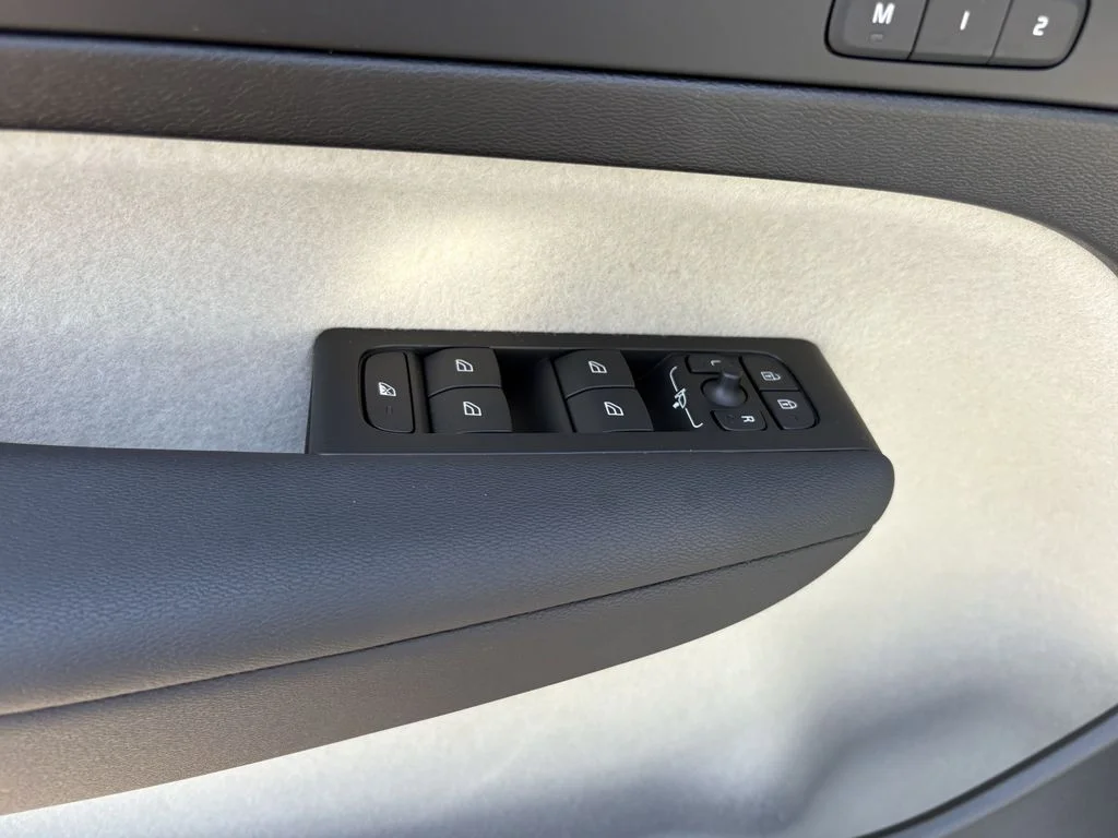 2026 Volvo XC40 Plus - Photo 12