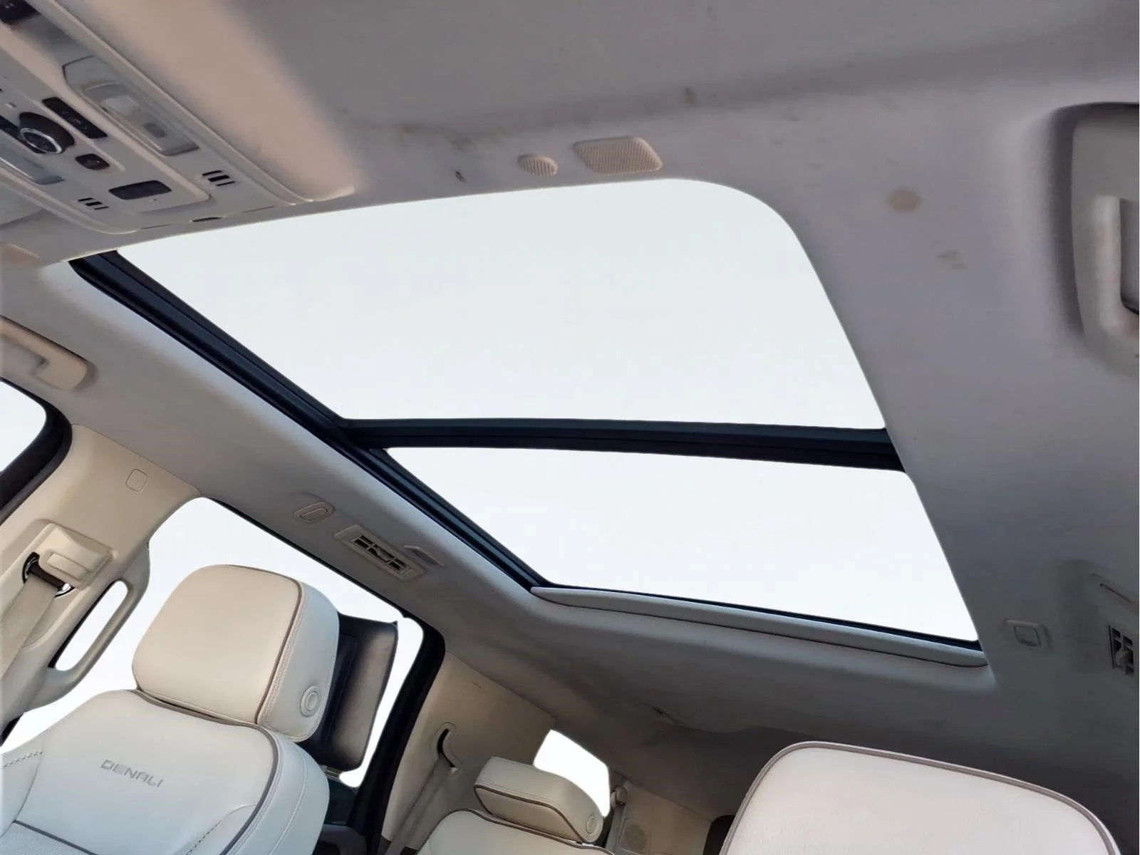 Used 2021 WHITE FROST TRICOAT GMC Denali image 27