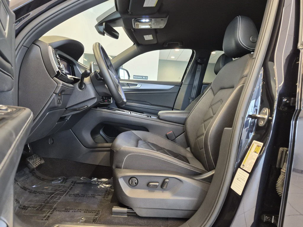 Used 2025 Black Volkswagen 2.0T SE w/Technology image 12