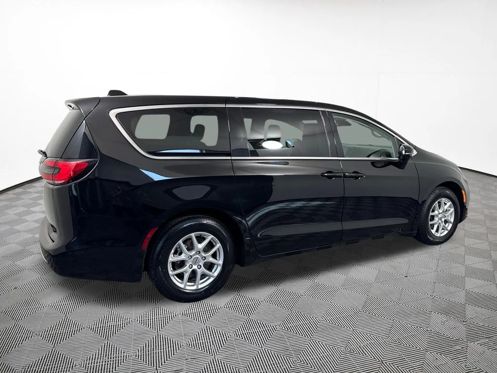 Used 2024 Black Chrysler Touring L image 9
