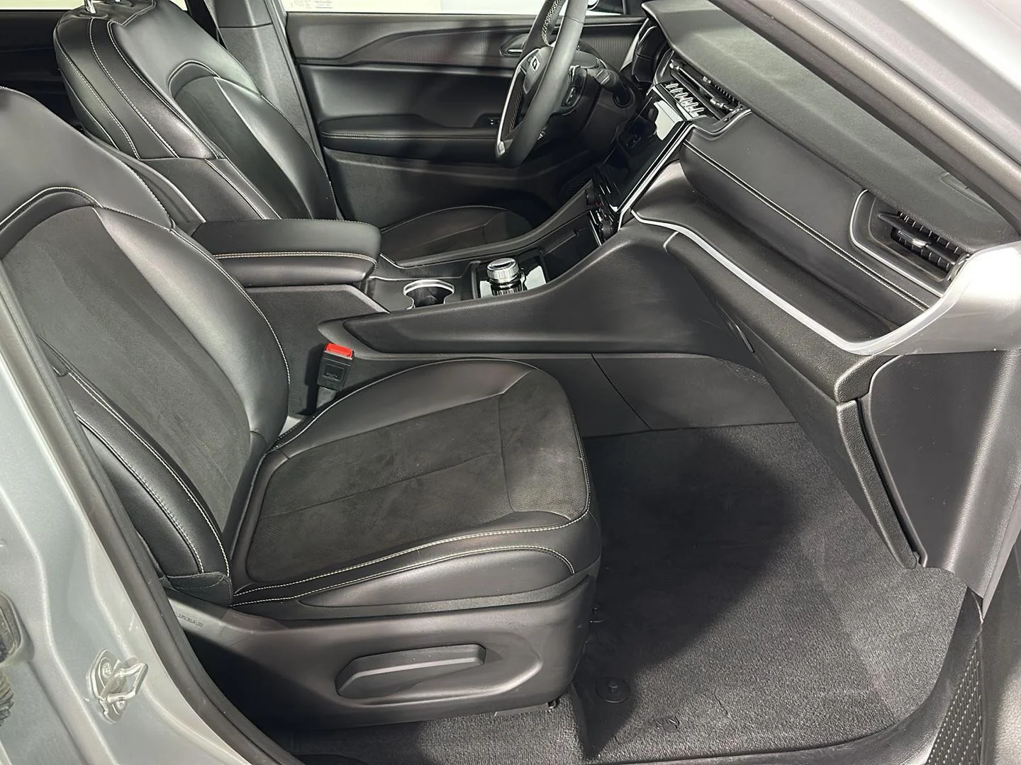 Used 2025 Silver Zynith Jeep Altitude X image 6