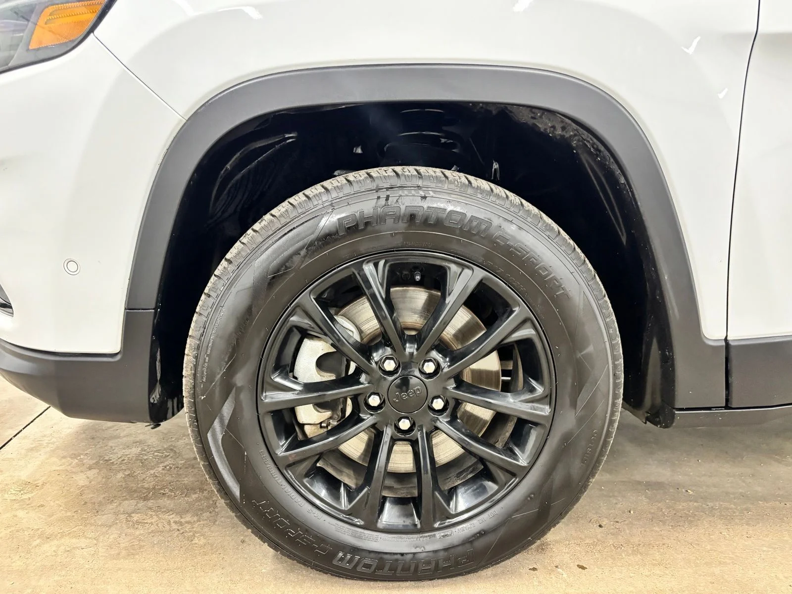Used 2023 White Jeep Altitude image 9