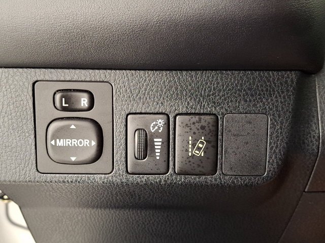 Used 2018 Silver Toyota XLE image 34