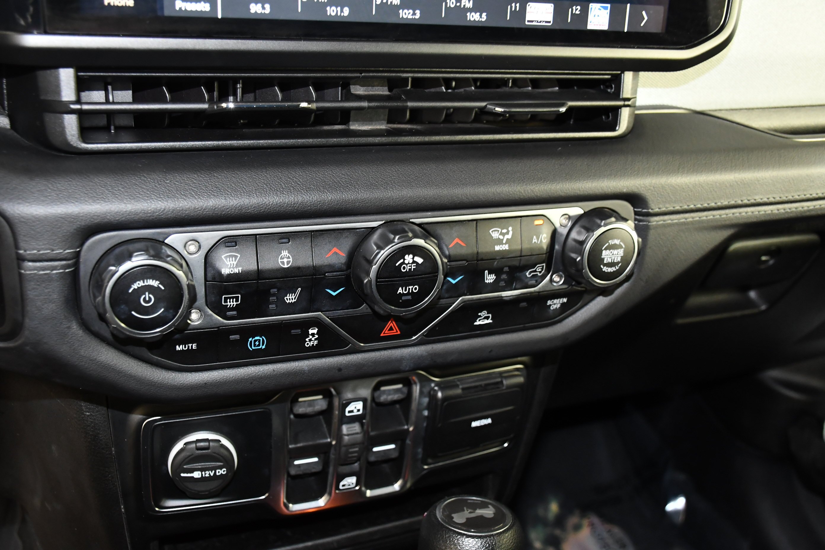 Used 2024 Bright White Clearcoat Jeep Sahara image 29