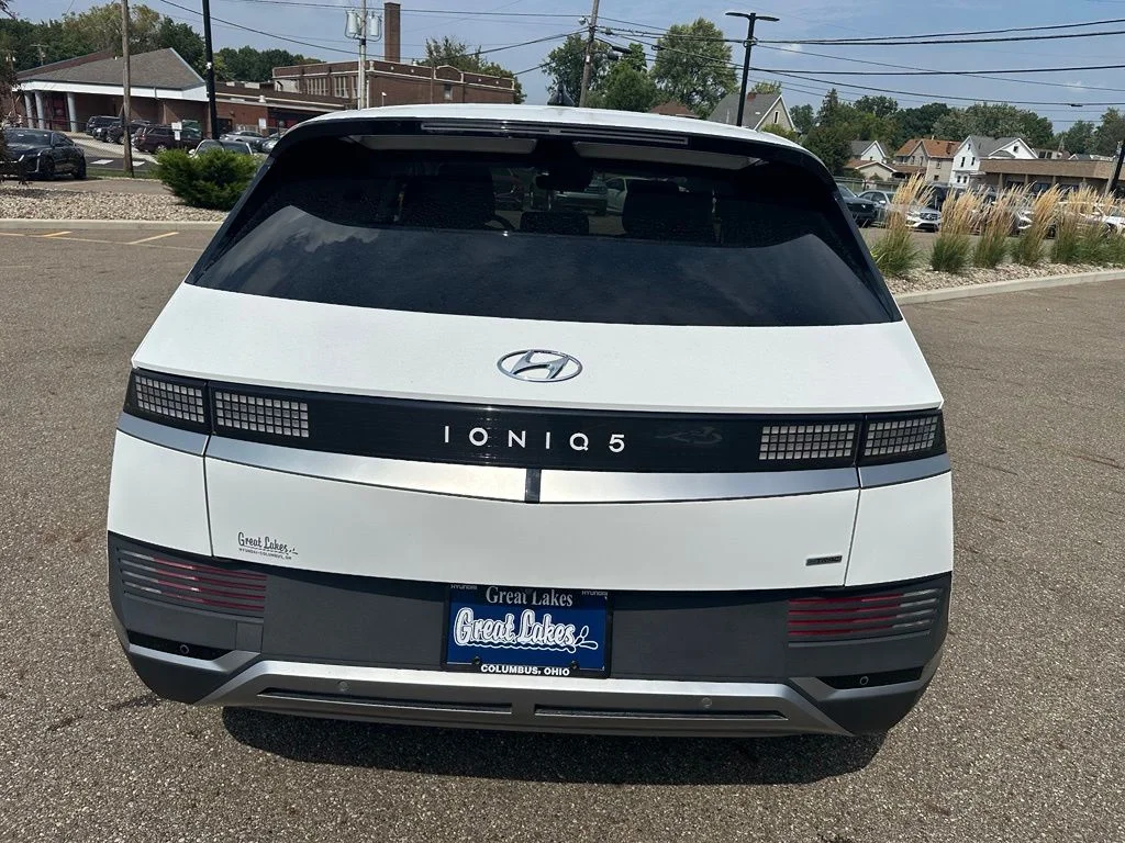 Used 2022 White Hyundai SE image 6