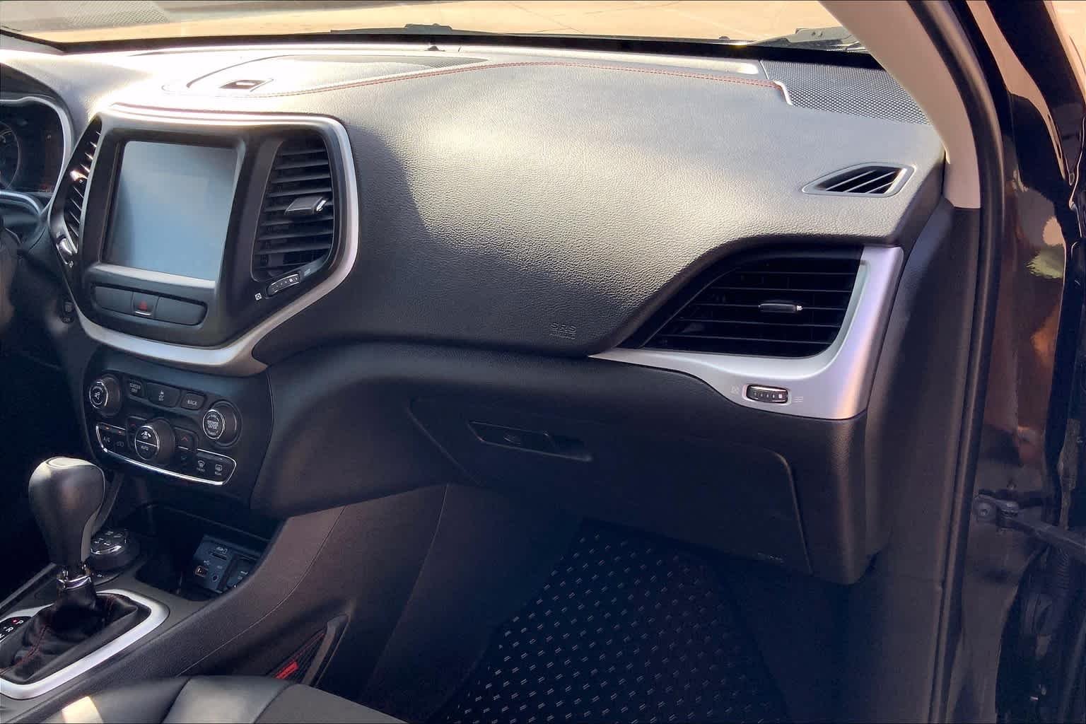 Used 2017 Diamond Black Crystal Pearlcoat Jeep Trailhawk image 17