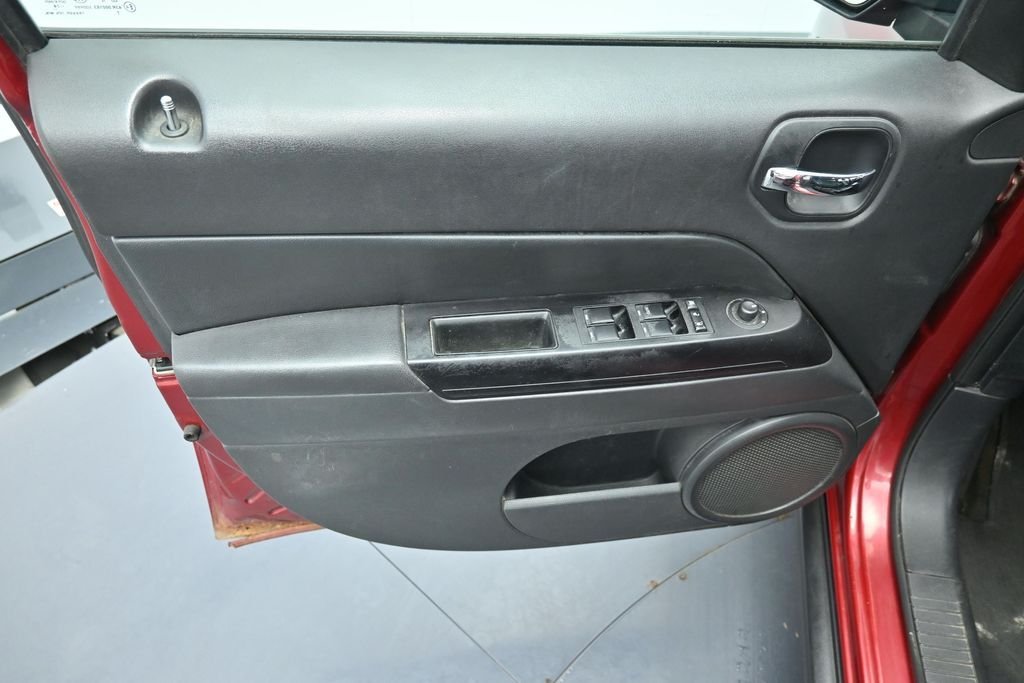 Used 2014 Deep Cherry Red Crystal Pearlcoat Jeep Latitude image 9