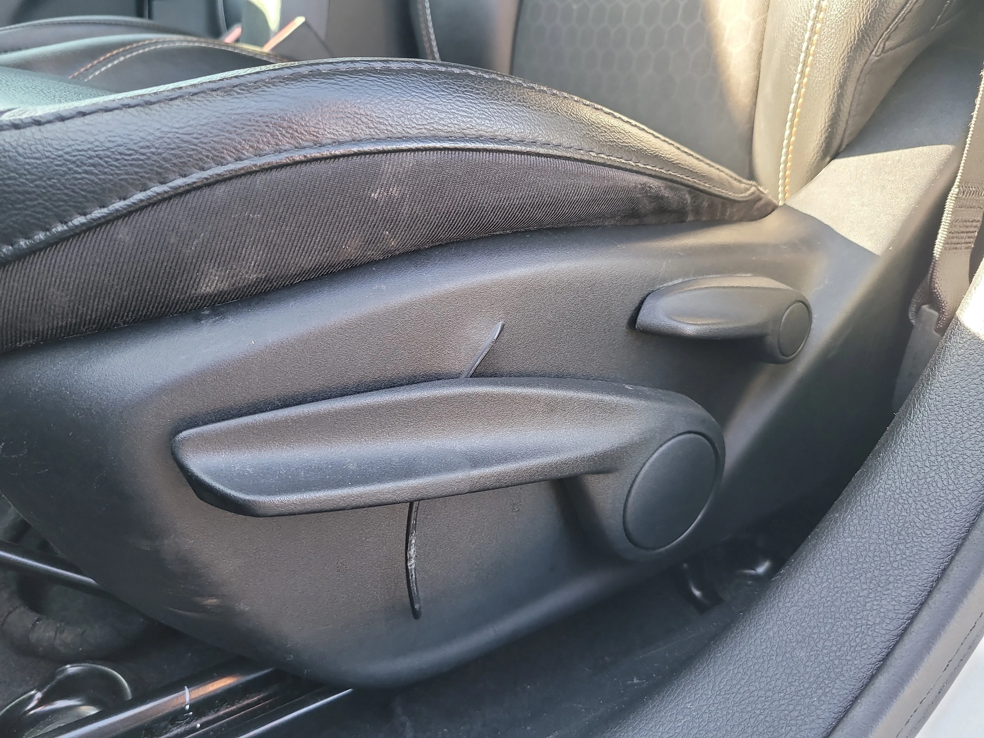 Used 2020 White Clearcoat Jeep Latitude image 17
