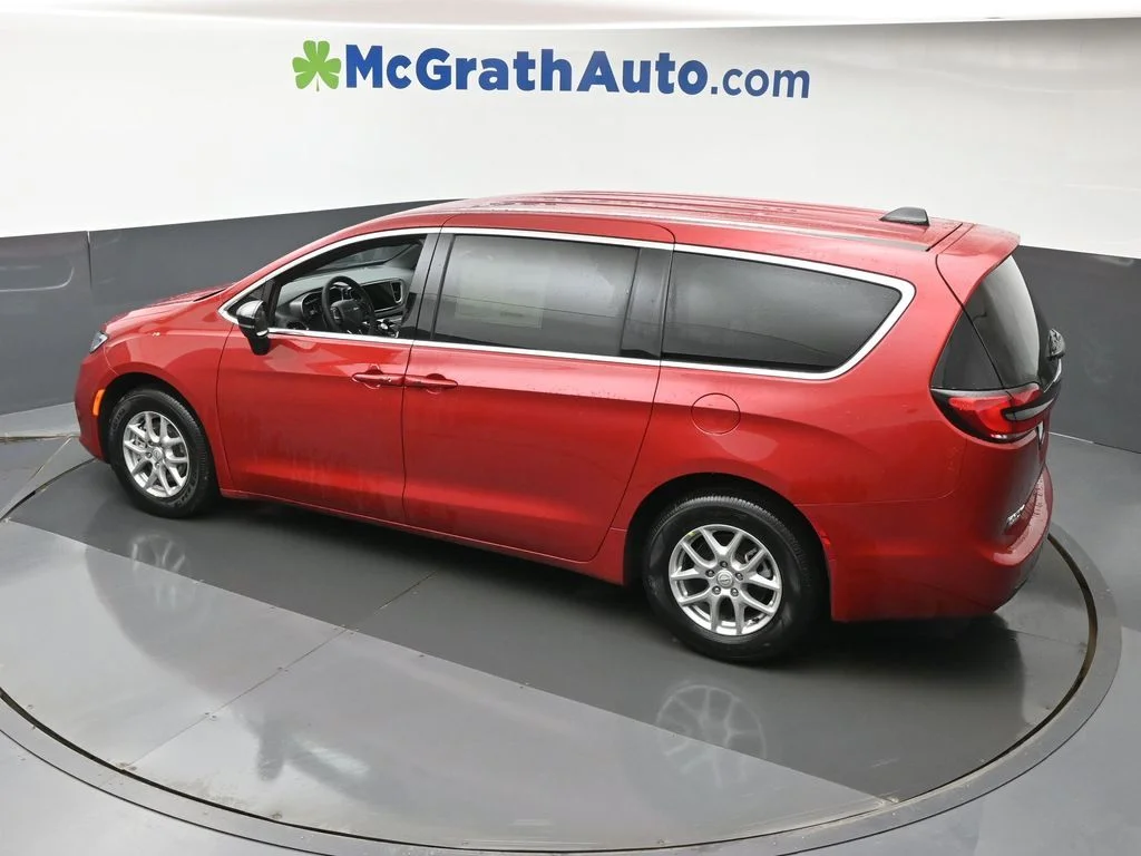 2026 Chrysler Pacifica Select - Photo 35