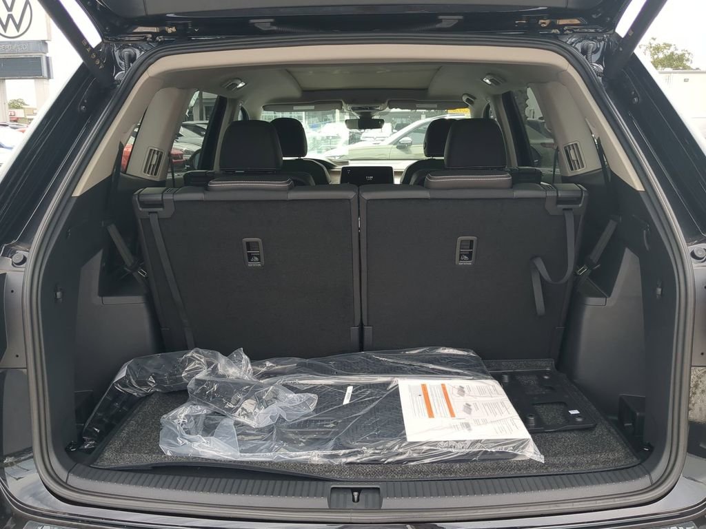 New 2026 Black Volkswagen 2.0T SE w/Technology image 9