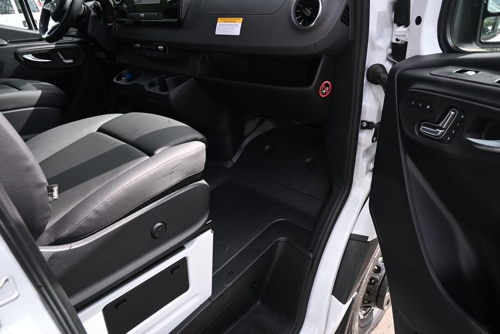 Used 2026 Arctic White Mercedes-Benz Cargo 170 WB image 17