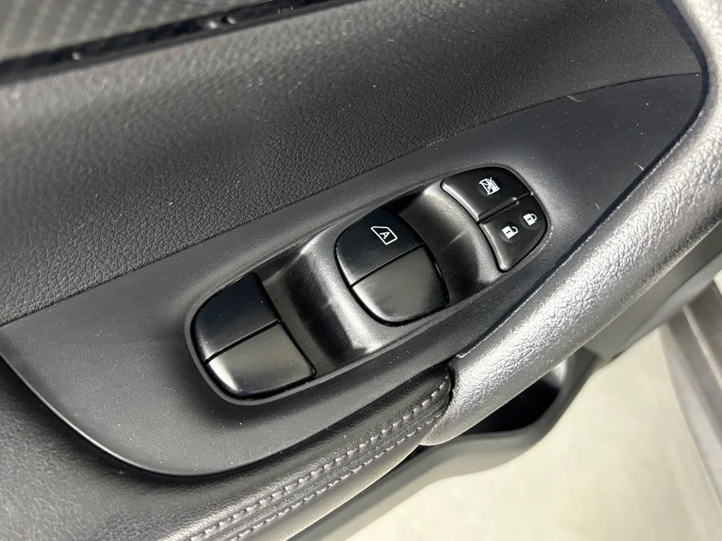 Used 2018 Silver Nissan Hybrid SL image 15
