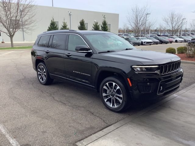 Used 2023 Diamond Black Jeep Overland image 3