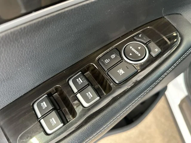 Used 2019 White Kia LX image 17