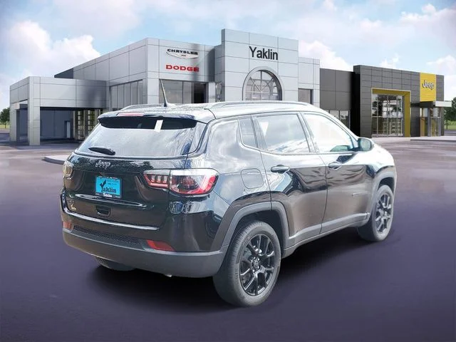 New 2026 Diamond Black Crystal Pearl-Coat Exterior Paint Jeep Latitude image 4