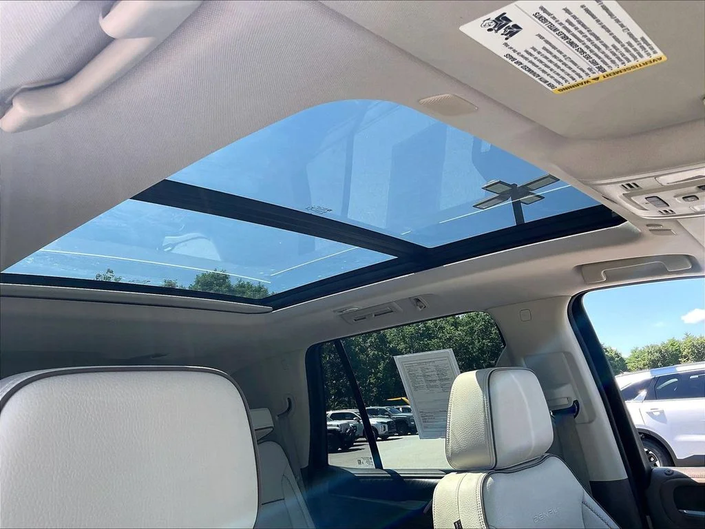 Used 2022 White Frost Tricoat GMC Denali image 22