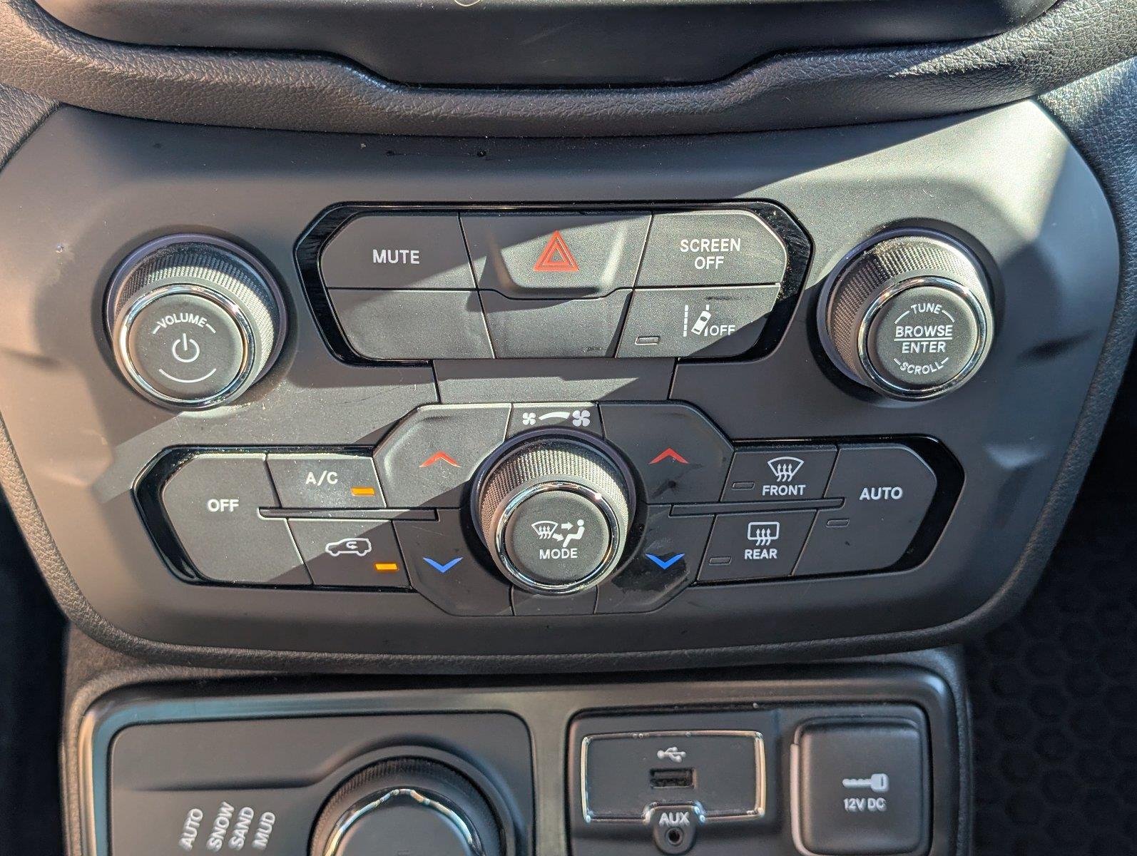 Used 2023 Colorado Red Clearcoat Jeep Latitude image 23