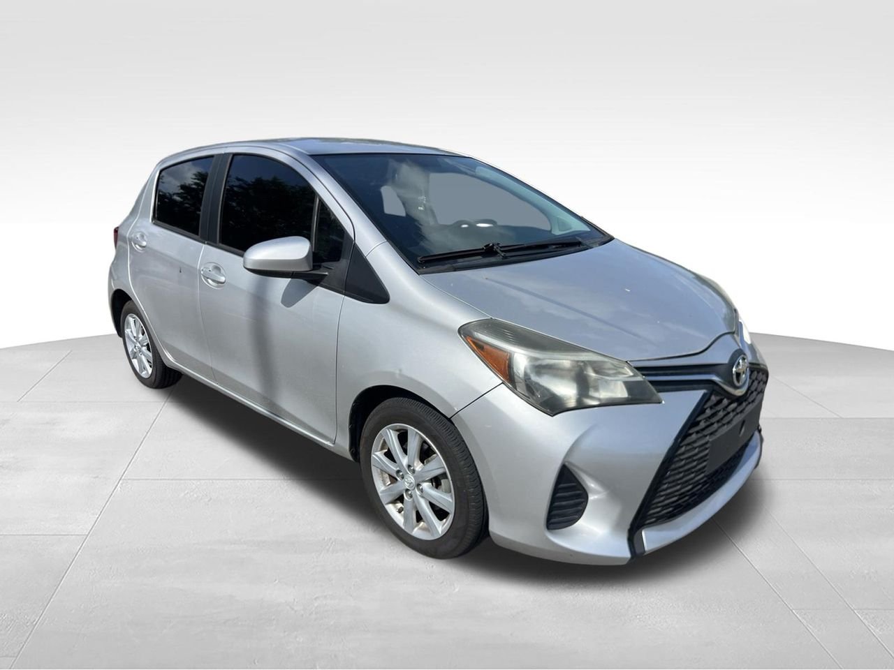 Used 2015 Silver Toyota LE image 3