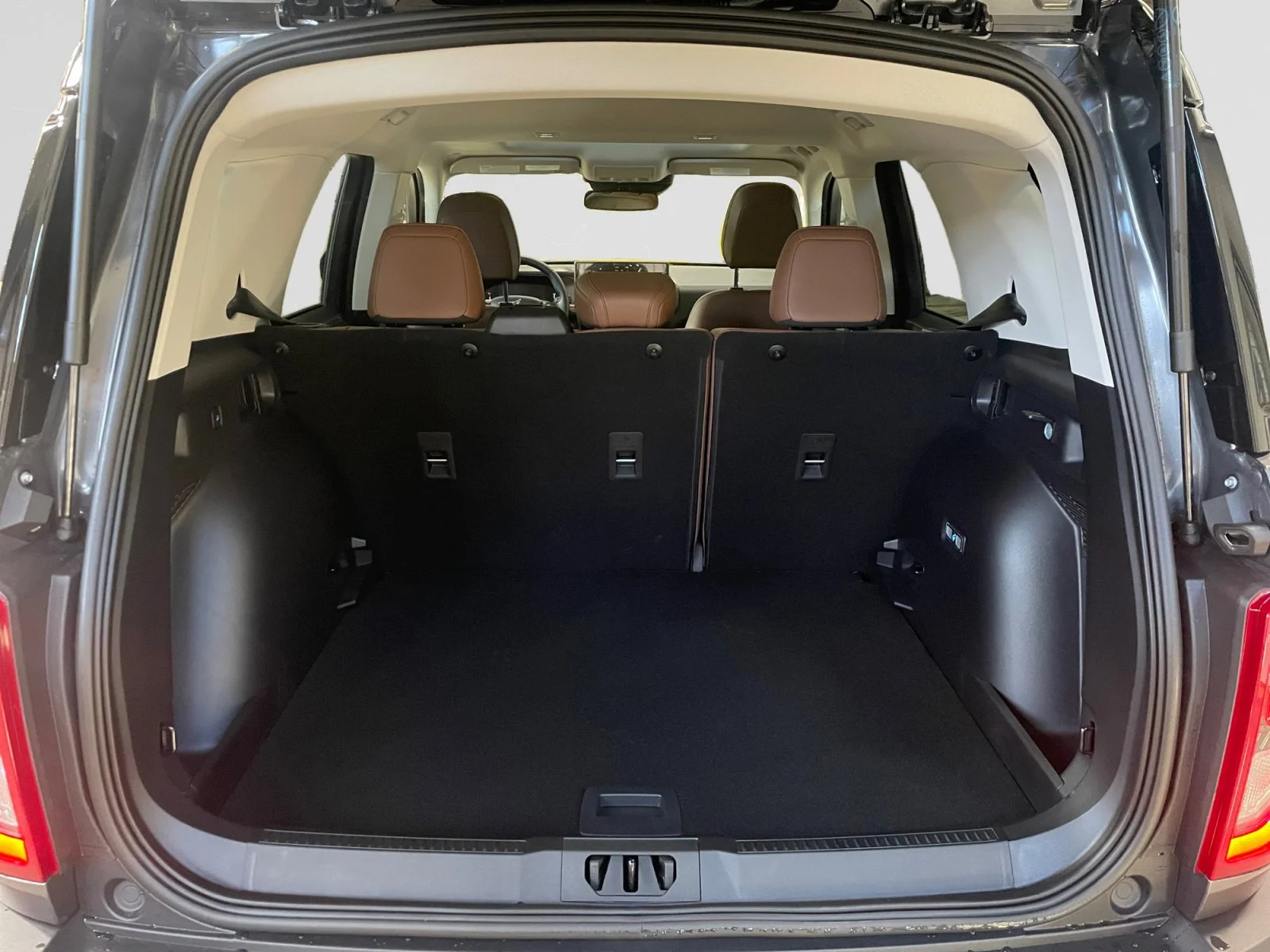 New 2026 Carbonized Grey Metallic Ford Outer Banks image 10