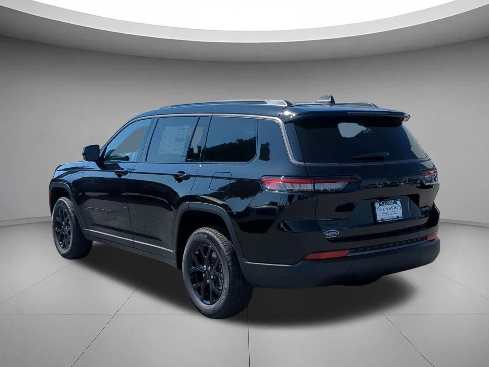 New 2026 Diamond Black Crystal Pearl-Coat Exterior Paint Jeep Laredo Altitude image 3