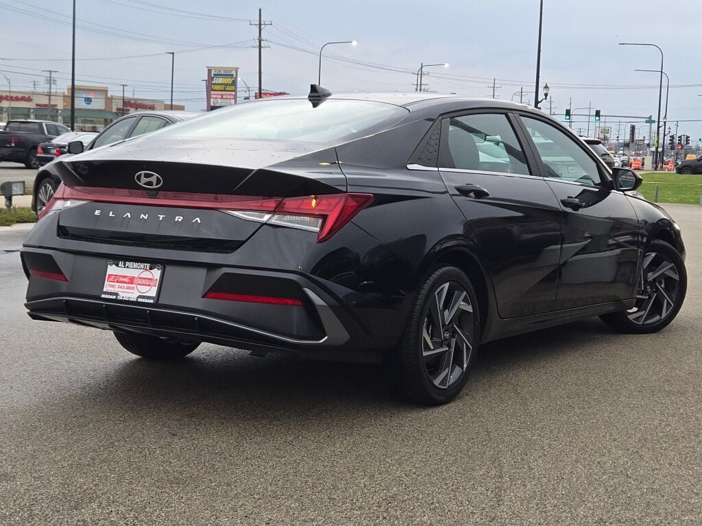 Used 2025 Black Hyundai SEL Convenience image 12