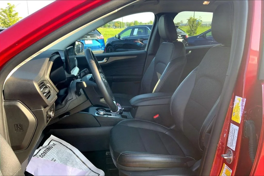 Used 2025 Red Ford Base image 9