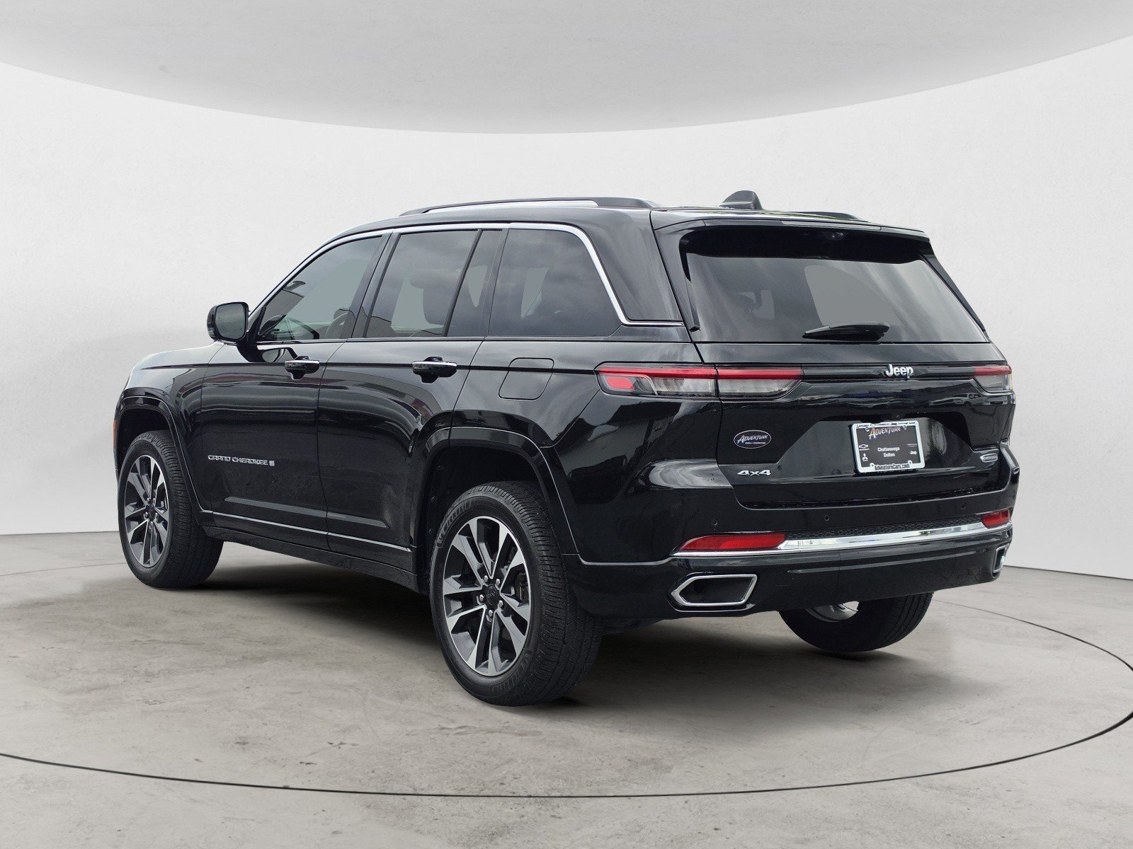 Used 2022 Diamond Black Crystal Pearlcoat Jeep Overland image 5