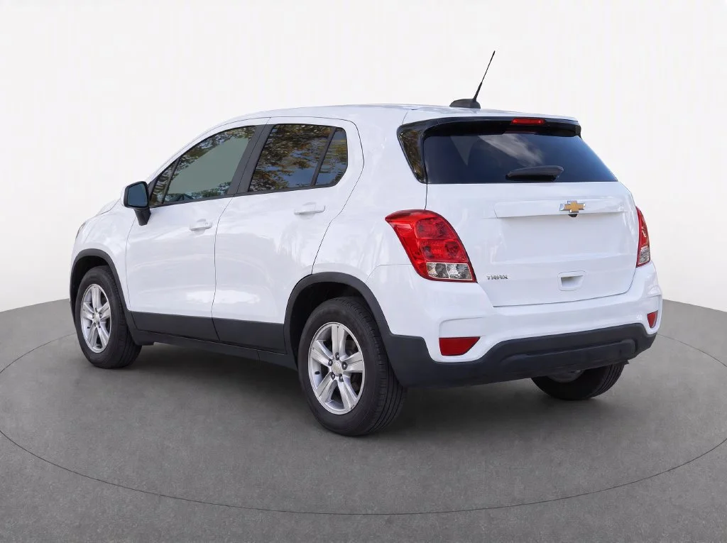 Used 2019 SUMMIT WHITE Chevrolet LS image 3