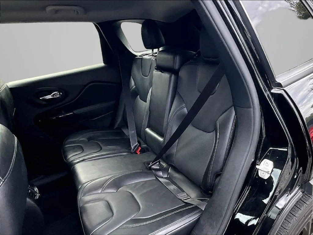 Used 2023 Black Jeep Altitude image 26