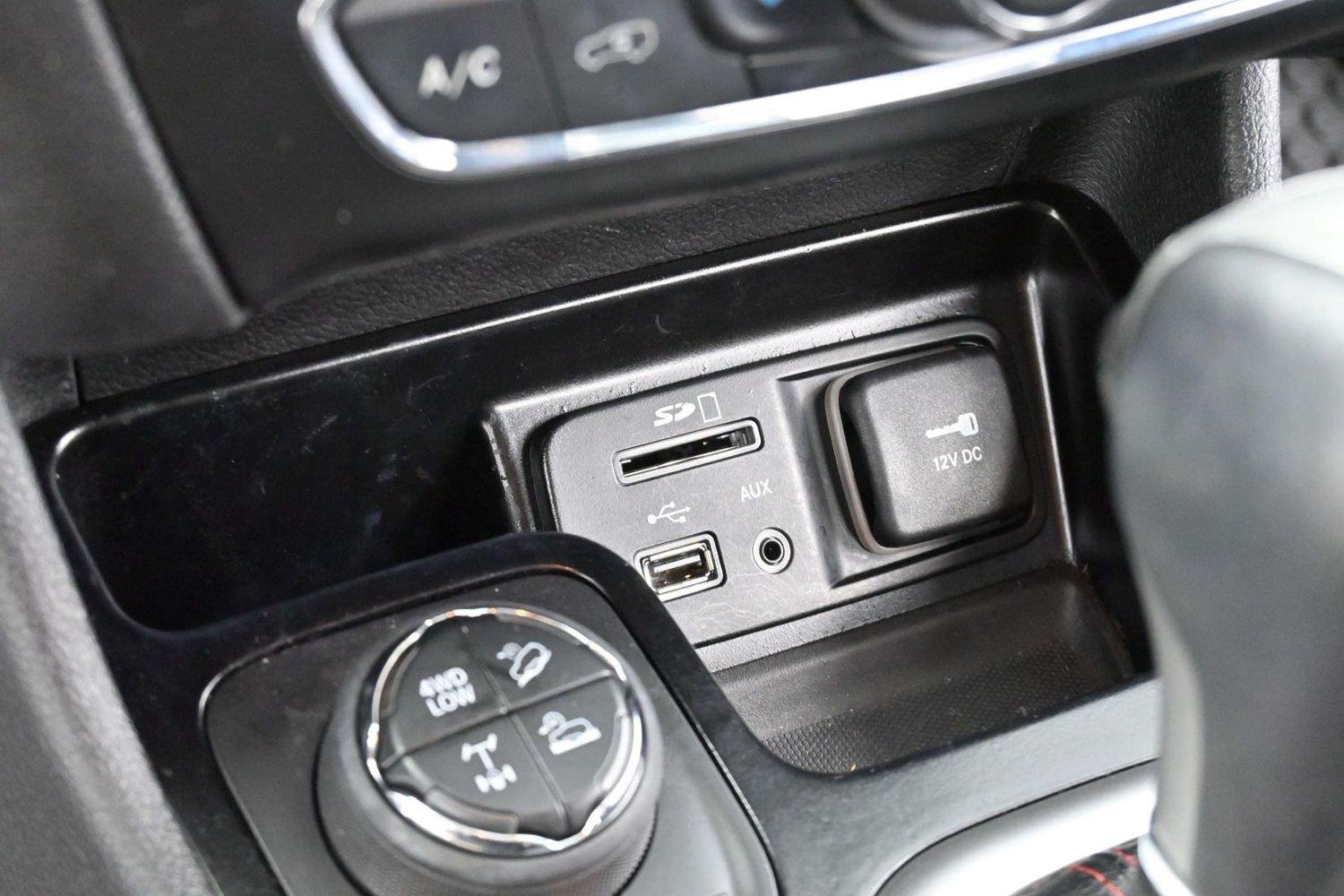 Used 2018 Diamond Black Crystal Pearlcoat Jeep Trailhawk image 21