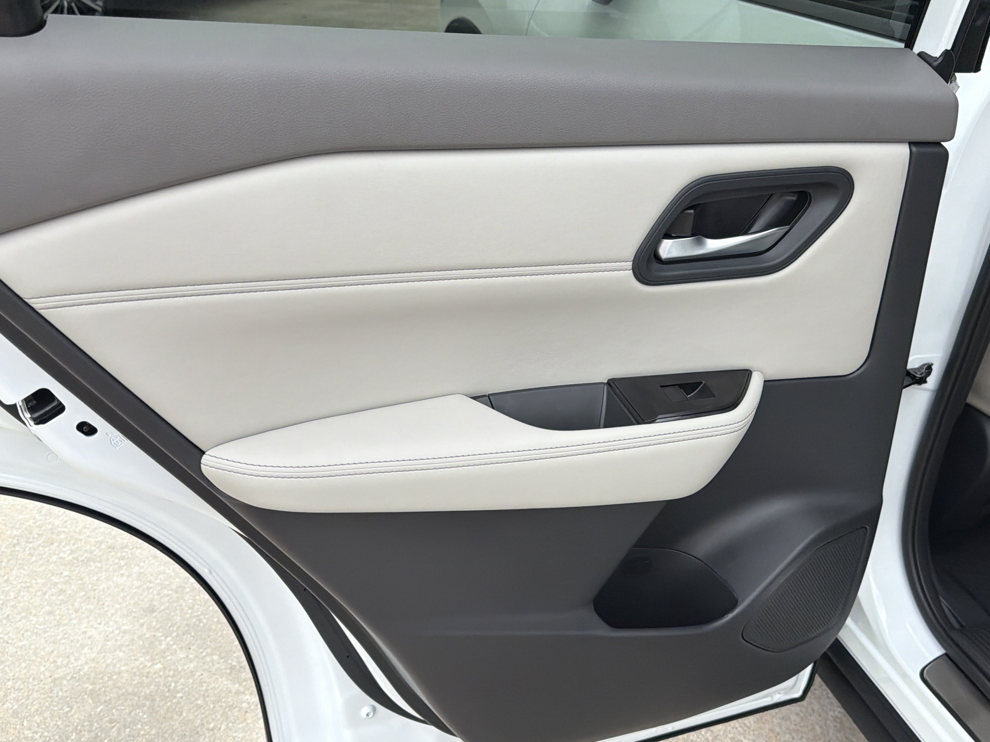New 2026 Everest White Pearl Tricoat Nissan Dark Armor image 22
