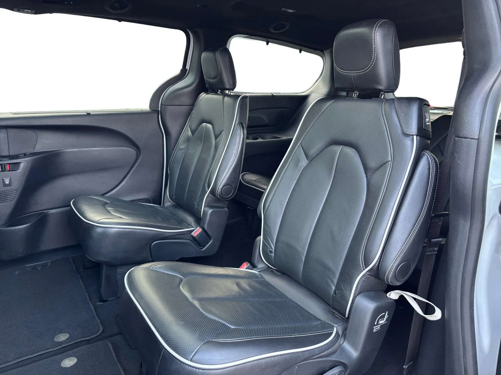 Used 2025 Bright White Chrysler Limited image 16