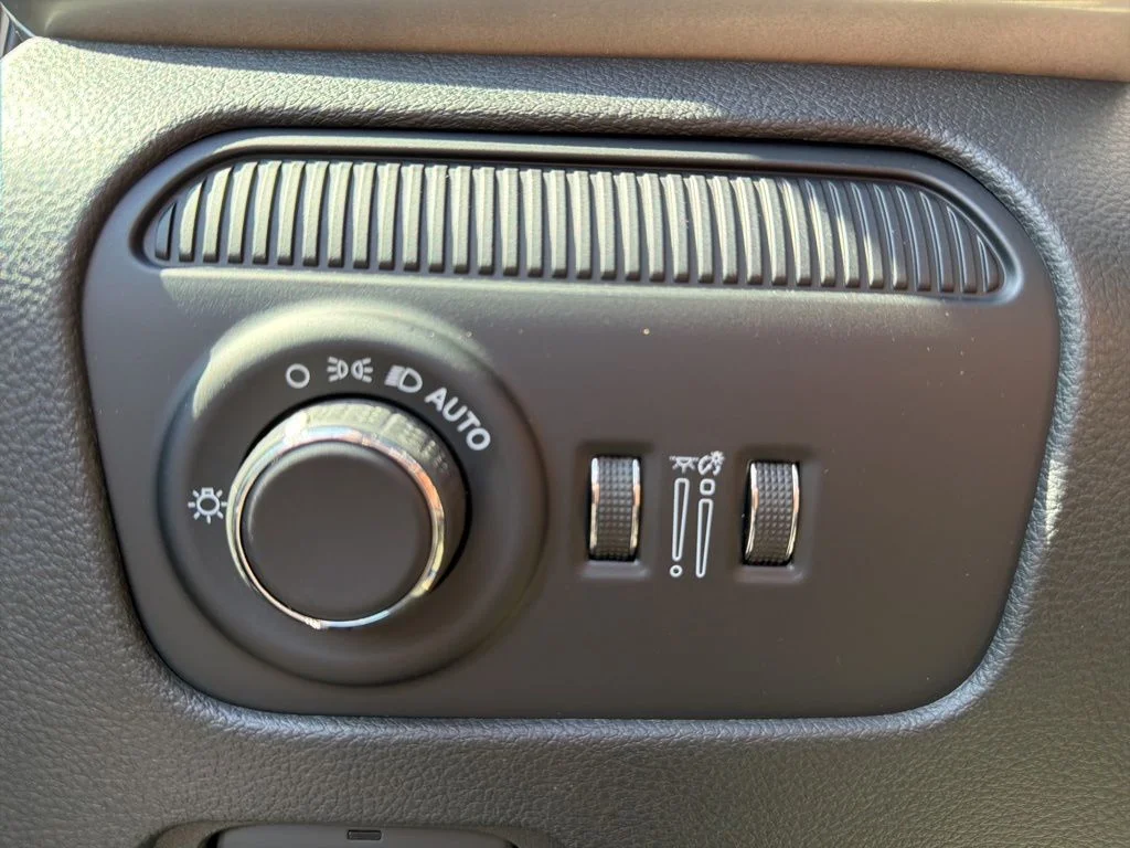 New 2026 Silver-Zynith Exterior Paint Jeep Limited Reserve image 62