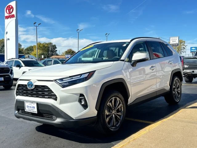 Used 2022 White Toyota XLE Premium image 5