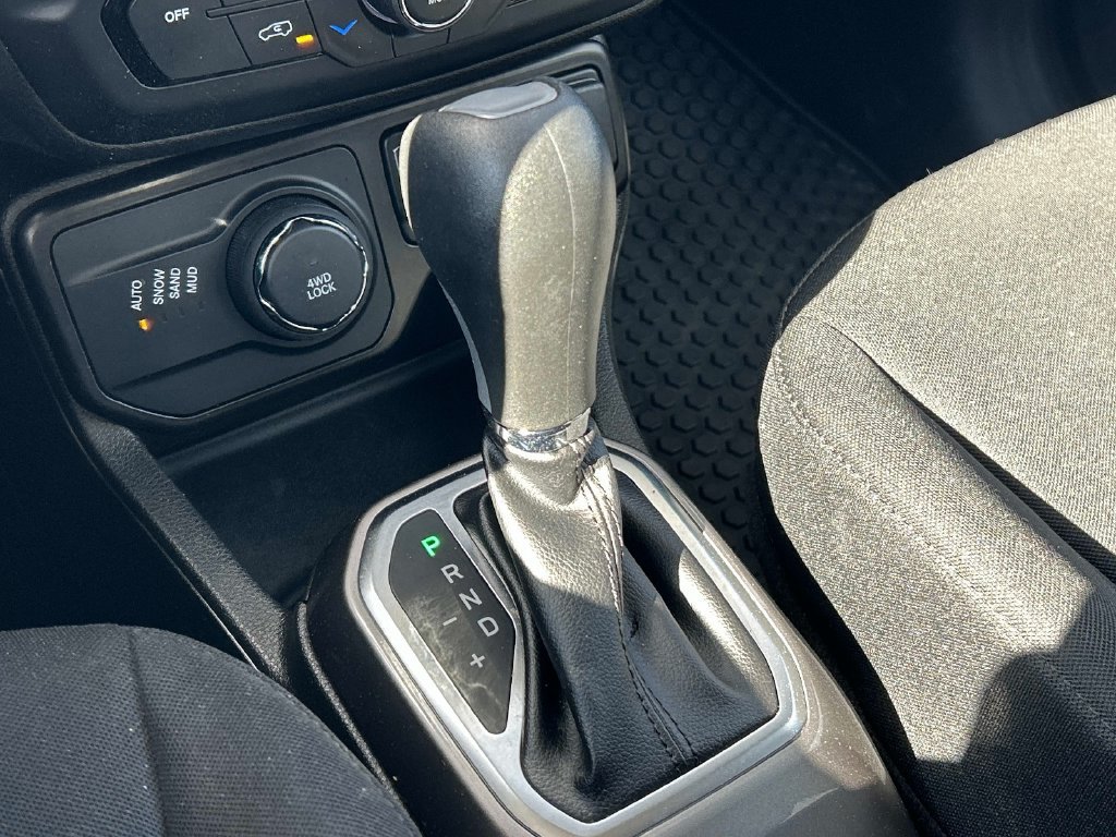 Used 2022 Black Jeep Latitude image 27