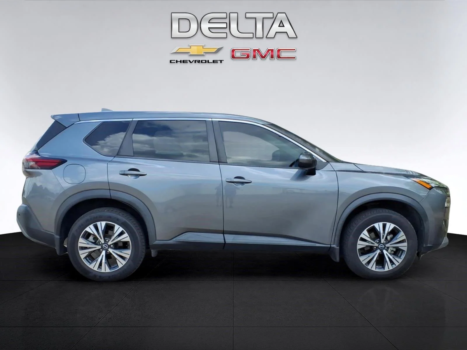 Used 2022  Nissan SV image 6