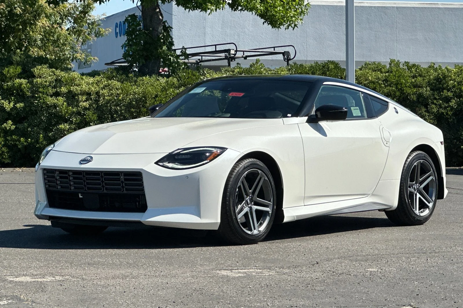 New 2026 Pearl White TriCoat / Super Black Two-tone Nissan Sport image 8