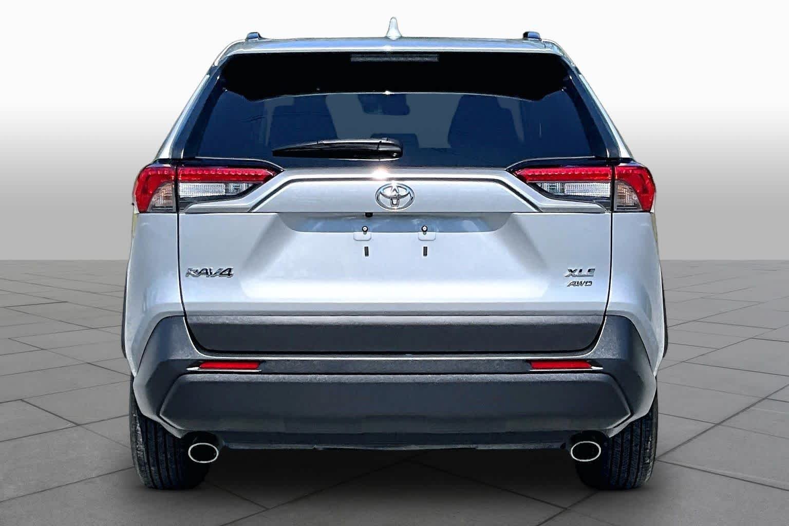 Used 2025 Silver Sky Metallic Toyota XLE image 5