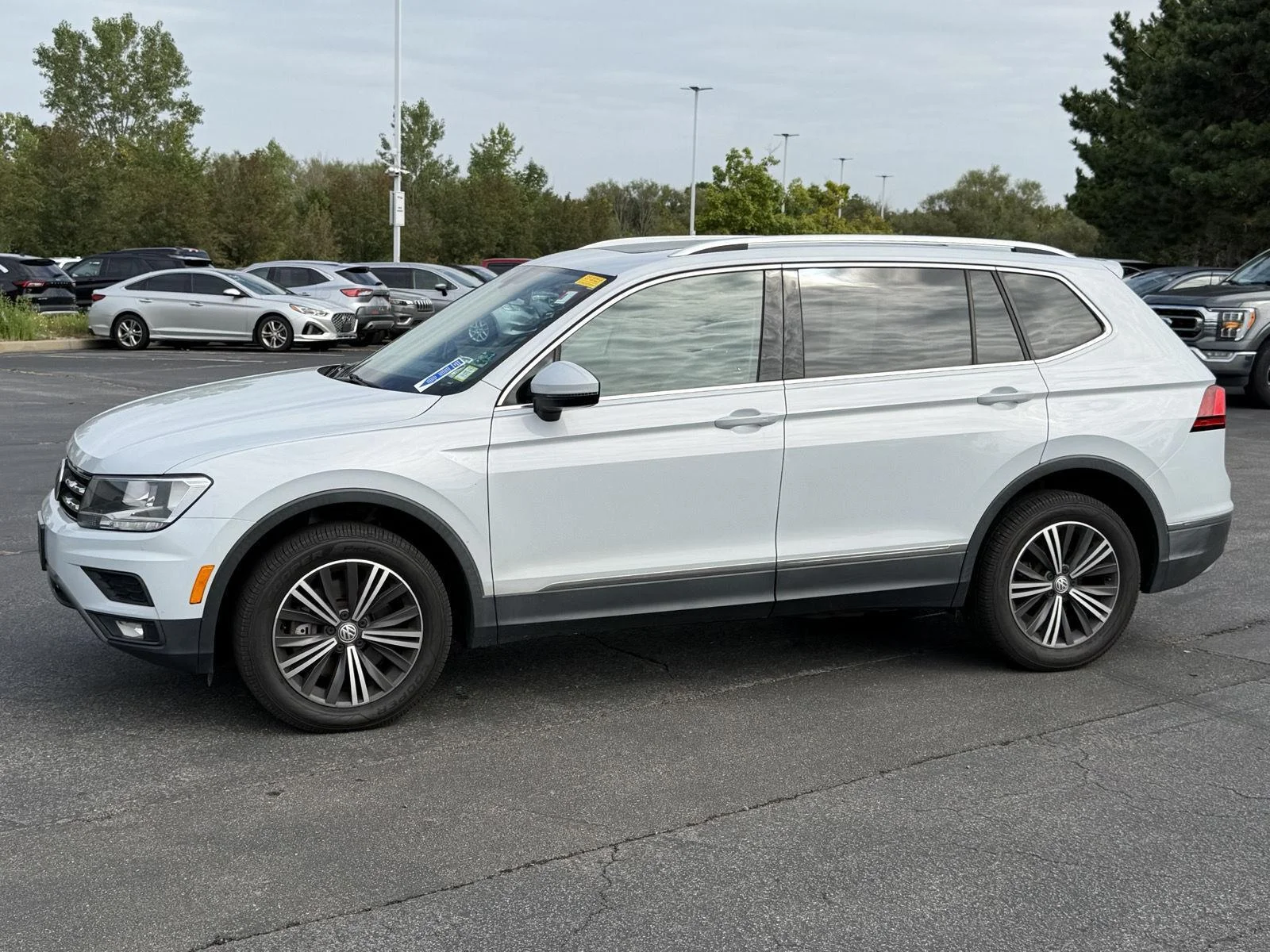 Used 2018 White Silver Metallic Volkswagen SEL image 6