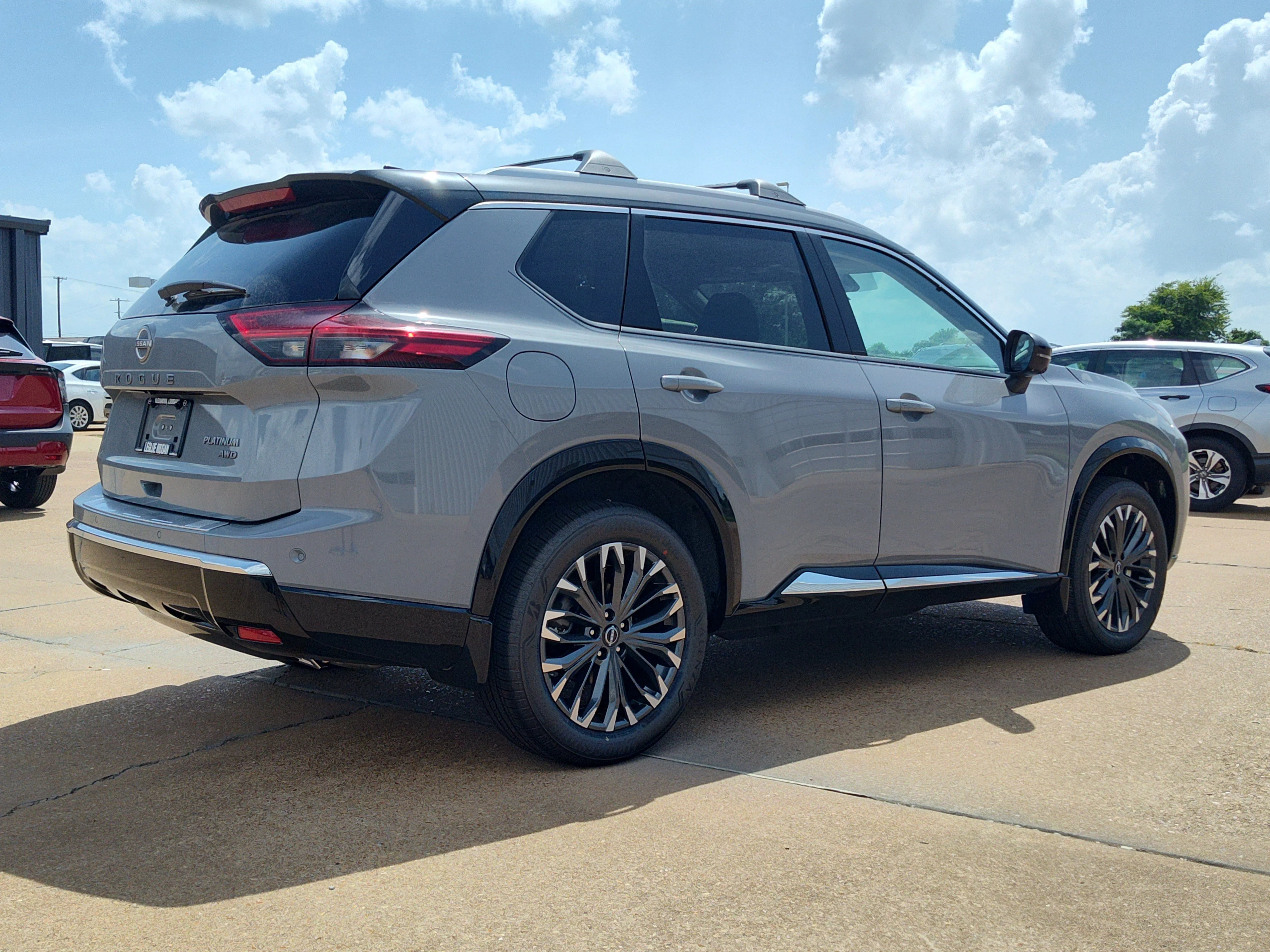 New 2026 Boulder Gray Pearl / Super Black Two-tone Nissan Platinum image 5