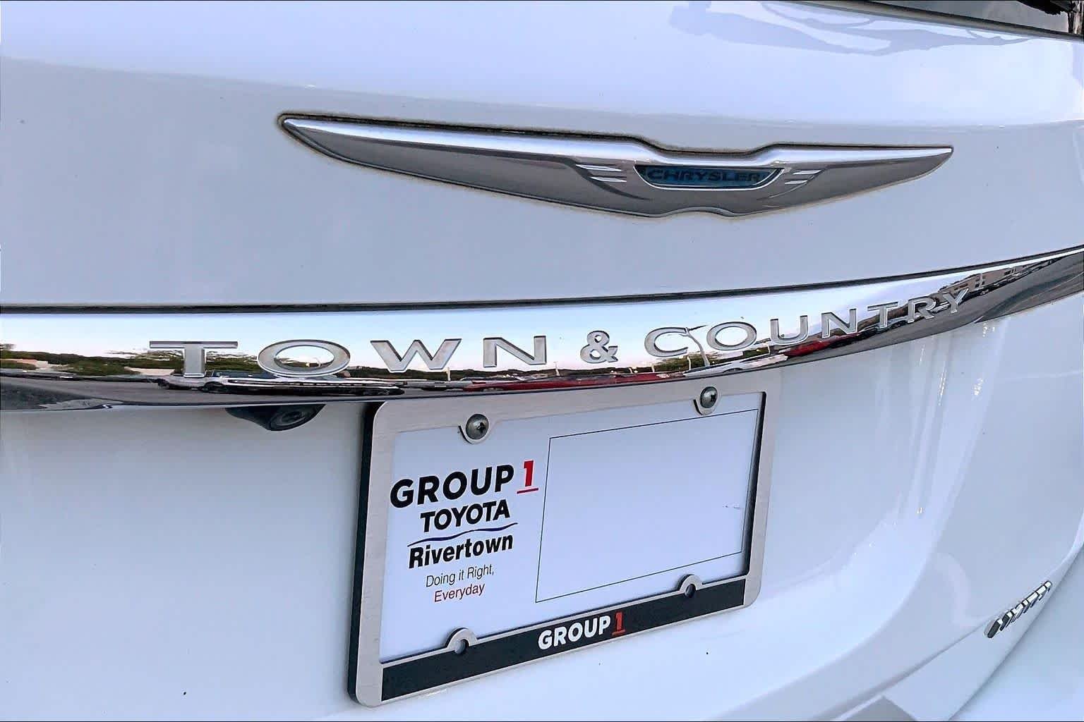 Used 2016 Bright White Clearcoat Chrysler Limited Platinum image 28
